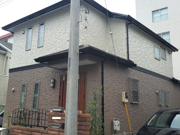 屋根はサーモアイ4Ｆ外壁はファイン4Ｆセラミック（１階ND-342・2階ND-105）で塗装工事を施工