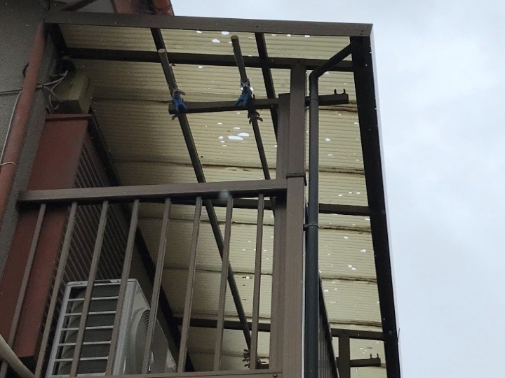 テラス屋根全体に点在する開口被害の確認