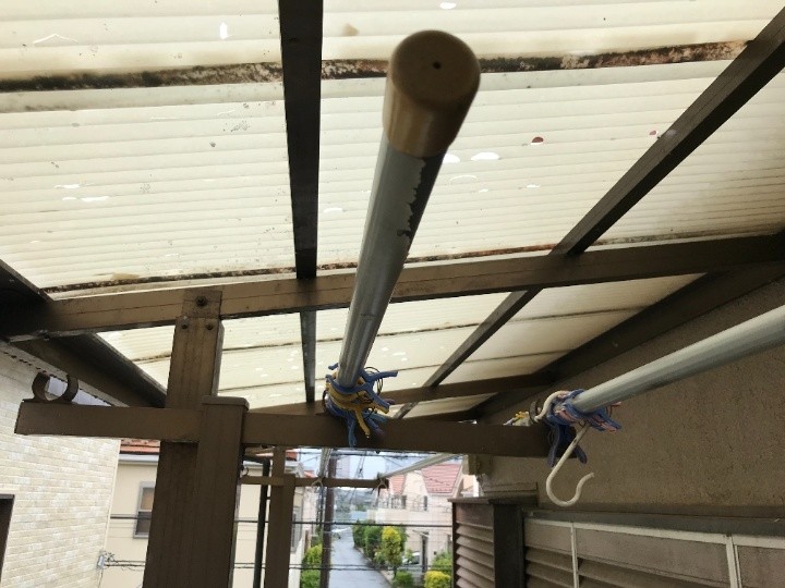 波板の経年と雹衝撃による脆化のサイン
