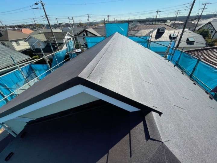 経年で色褪せしたスレート屋根からスーパーガルテクト屋根へカバー工事