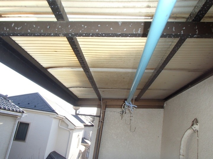 傷んだベランダの波板屋根