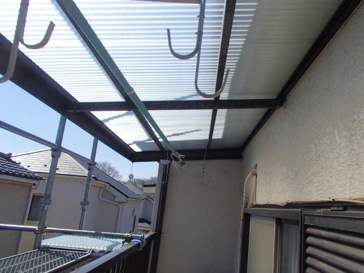 傷んだベランダの波板屋根をポリカーボネートの波板屋根に張り替え工事
