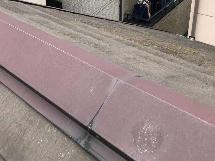 棟板金の継ぎ目と固定状態をチェック