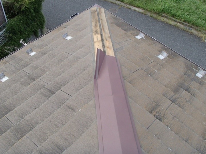 強風被害で一部飛散した棟板金