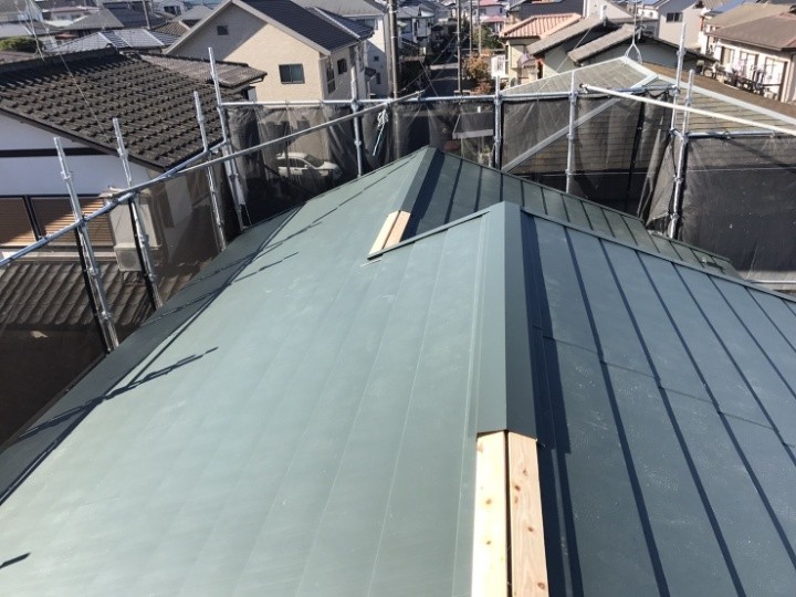 貫板の設置と棟板金の取り付け