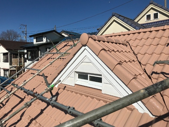 セメント瓦屋根に「サーモアイ4Fを用いた塗装工事＋棟取り直し工事」を行い遮熱性と耐久性を向上