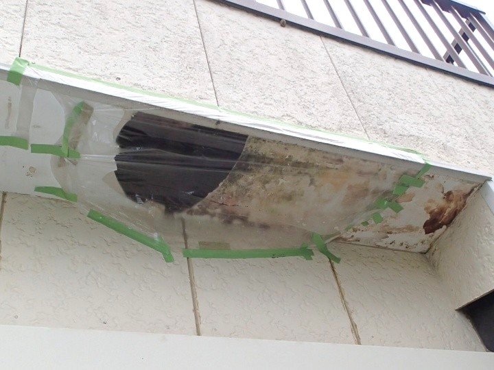 軒天の剥がれと雨染みの広がりを確認