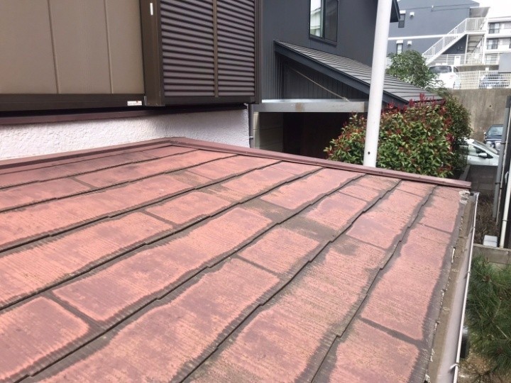 下屋根全体の色あせと汚れの付着