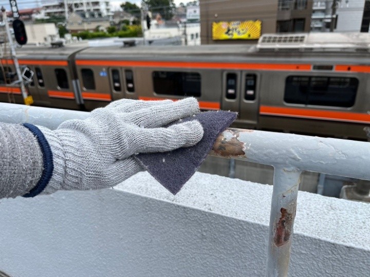 手すりのケレンで錆と脆弱な塗膜を除去