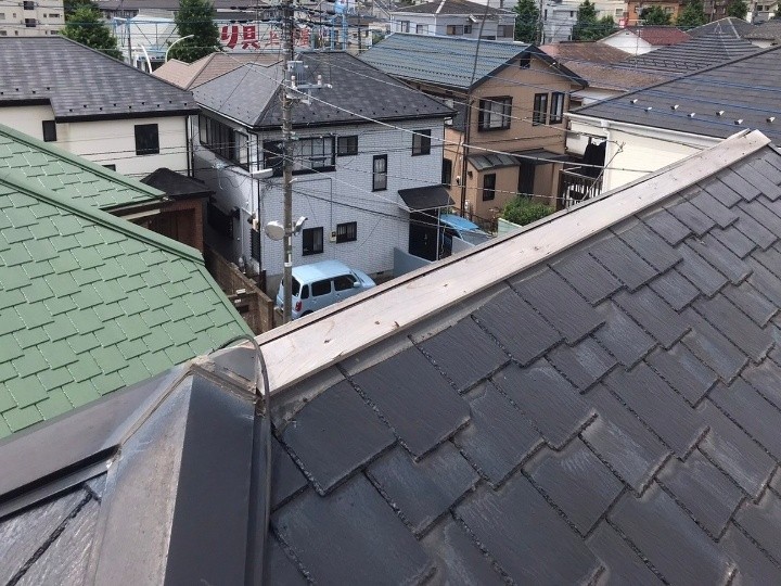 強風で飛ばされた棟板金
