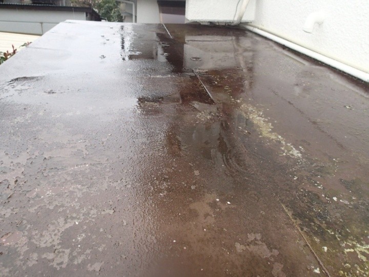雨漏りした玄関庇（ひさし）