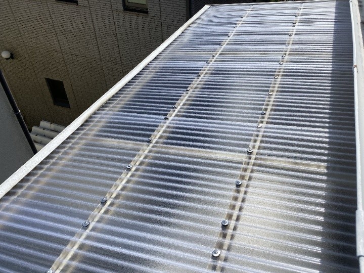 ベランダ波板屋根を塩ビ製から耐久性の高いポリカ波板へ交換工事してバタつき音と飛散不安を解消