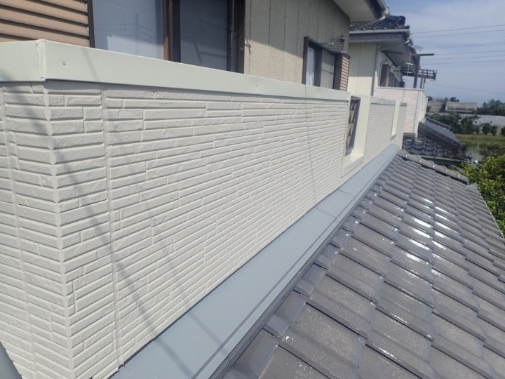 外壁張替え工事と笠木板金交換工事を併せて施工したお住まい