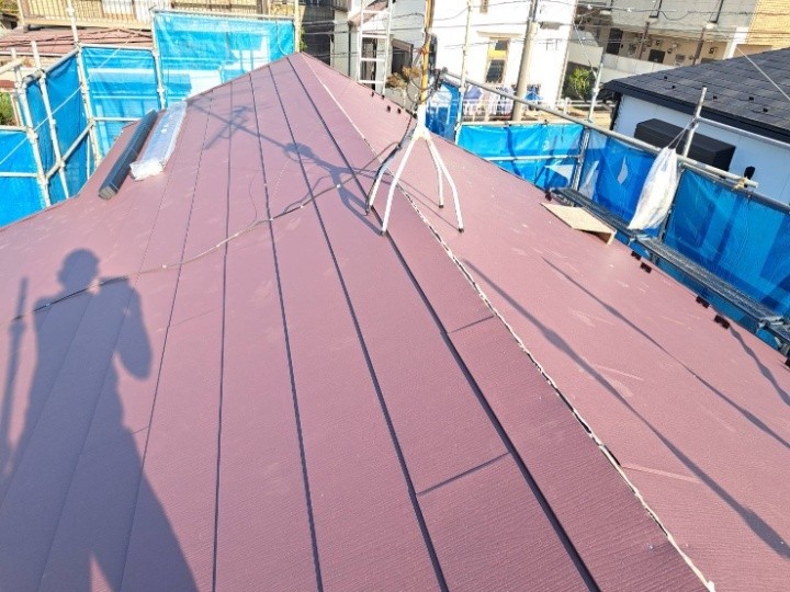 スーパーガルテクト本体の葺き上げ（Sシェイドワインレッド）