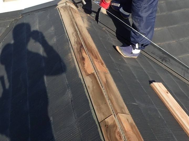 既存棟板金の撤去と貫板の状態確認