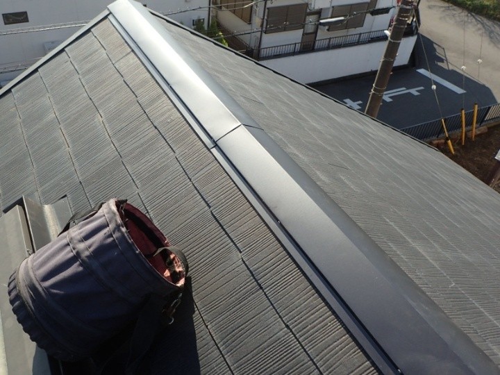 棟板金の取り付けと継ぎ目の納まり調整