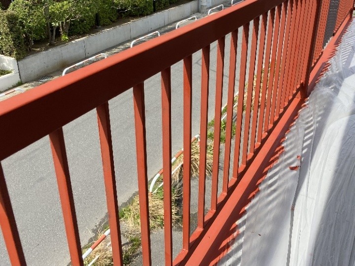 1液ハイポンファインデクロで下塗り（赤さび色）の下地形成