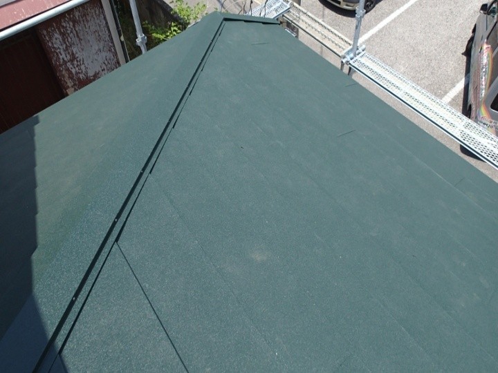 下屋の雨漏りを屋根カバー工法（外壁取り合い板金＋スーパーガルテクト）で解消した施工事例