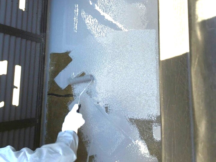 ウレタン防水材を塗り重ねて膜厚を確保する
