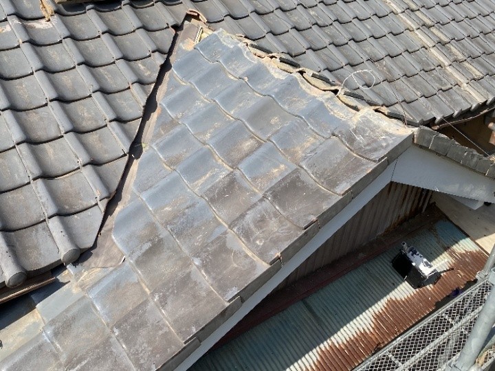 瓦の復旧で屋根面の納まりを整える