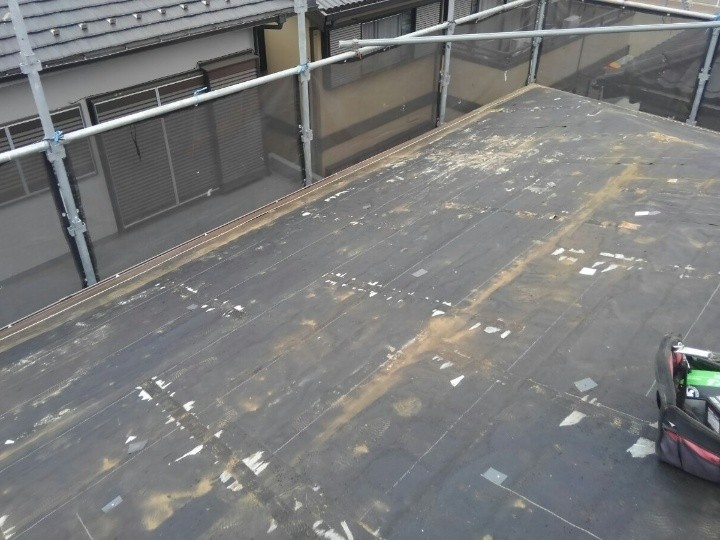 既存屋根の撤去後、下地を整える