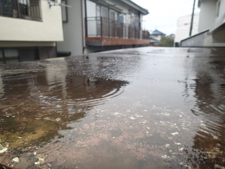 雨水が滞留している玄関ポーチ屋根