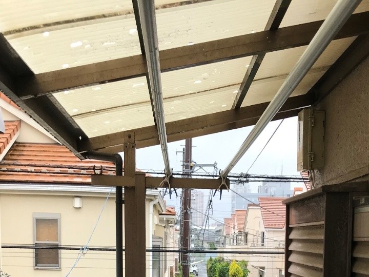 降雹被害で穴が空いたベランダテラス波板屋根