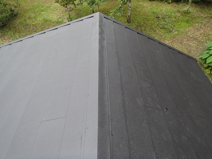 ログハウスにて一部欠けたスレート屋根にスーパーガルテクトを用いて屋根カバー工事