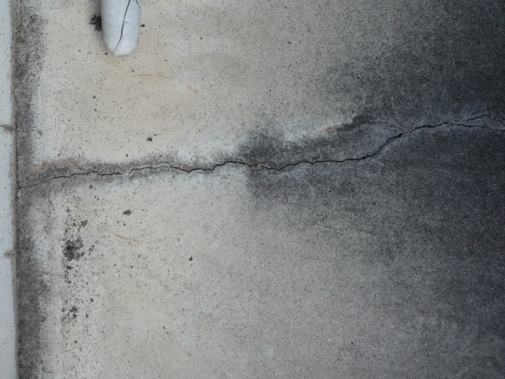 ベランダ床の亀裂（クラック）を確認