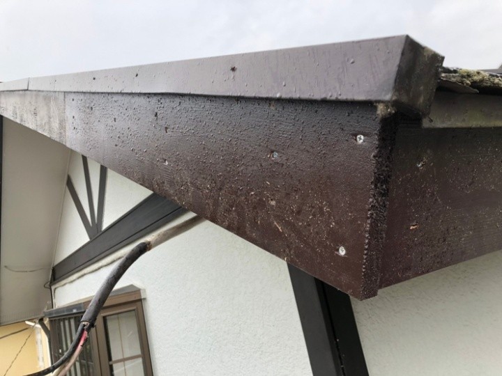 木製の破風板の取付作業
