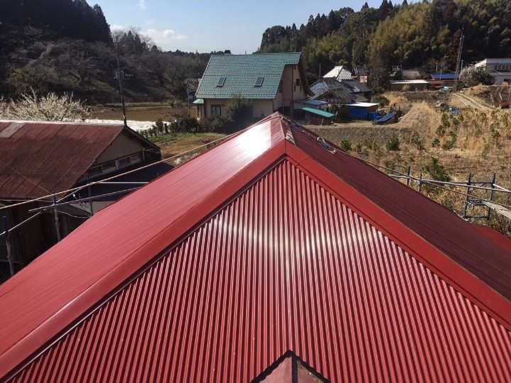 色褪せ赤錆びが目立つ金属波板屋根からガルバリウム鋼板波板屋根へカバー工事してメンテナンス