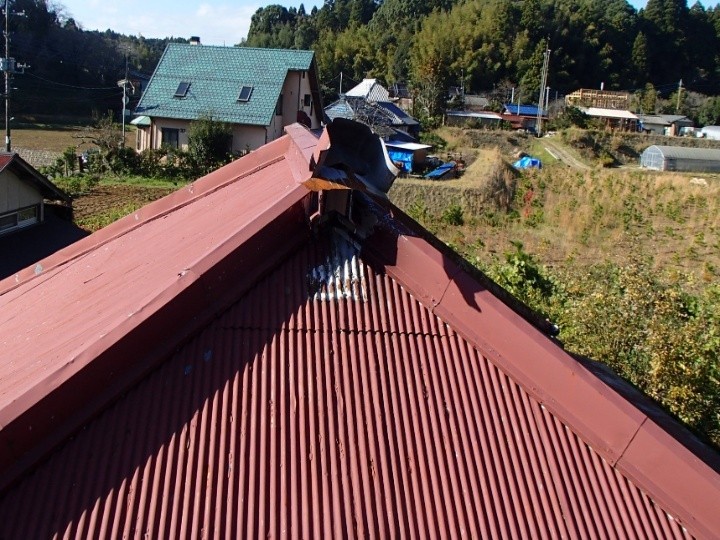 色褪せ赤錆びが目立つ金属波板屋根