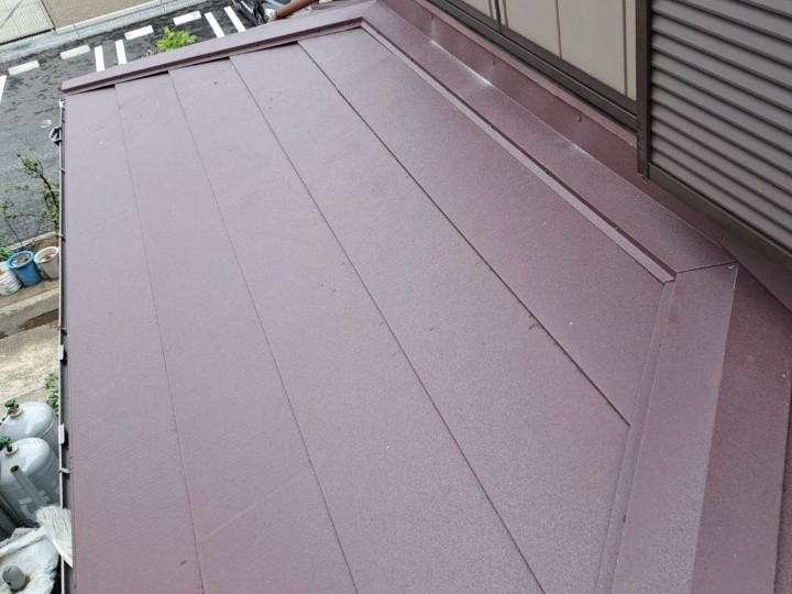 劣化した築30年の下屋根にスーパーガルテクトを用いて屋根カバー工事