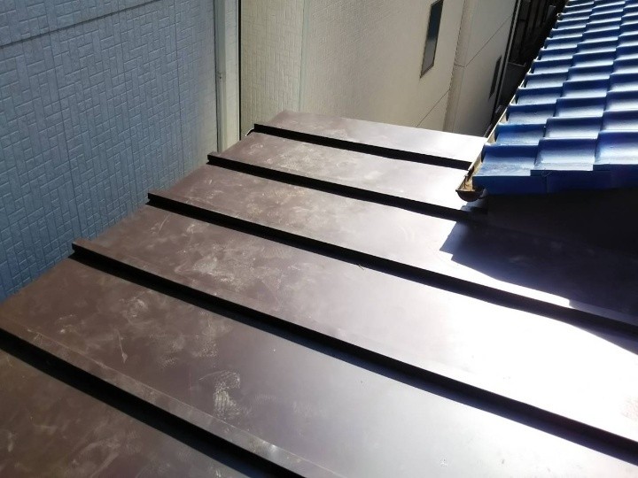 雨漏りと錆が発生した奴葺き金属屋根をガルバリウム鋼板で葺き替え工事