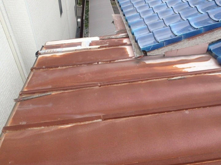雨漏りと錆が発生した奴葺き金属屋根