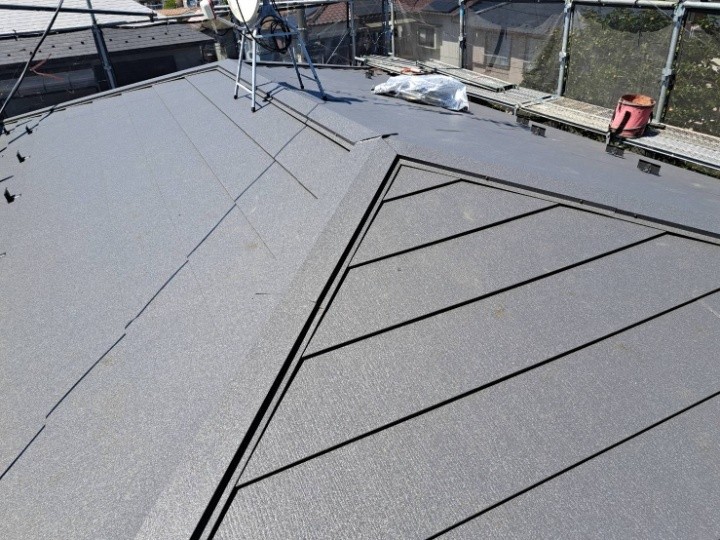 スーパーガルテクトを用いた屋根カバー工事と軒天部分交換工事を併せて施工したお住まい