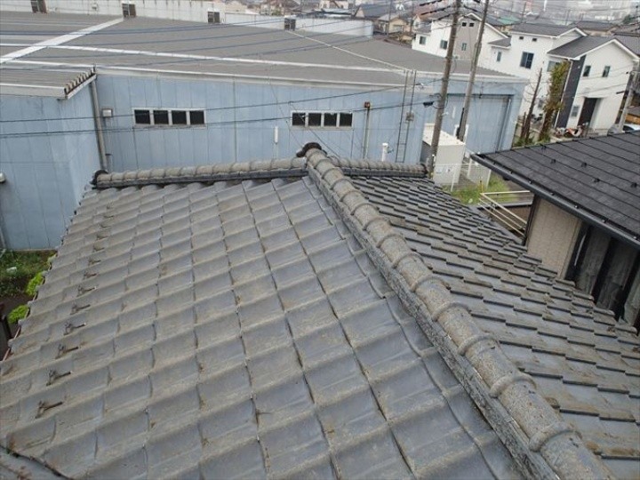 瓦屋根全体の状態と棟ラインの確認