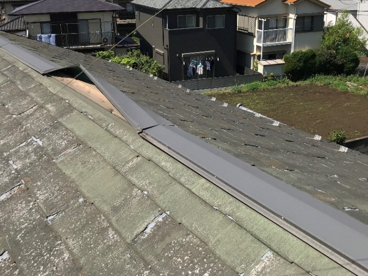 棟板金が浮き、ラインが乱れている状態