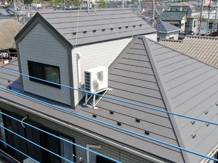 スレート屋根に「スーパーガルテクトで屋根葺き替え＋天窓交換工事」したお住まい