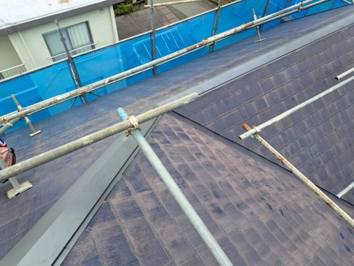 劣化した棟板金の交換工事にギングロ色のガルバリウム鋼板を採用