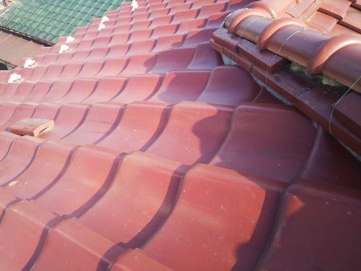 棟瓦周辺のズレと漆喰の劣化