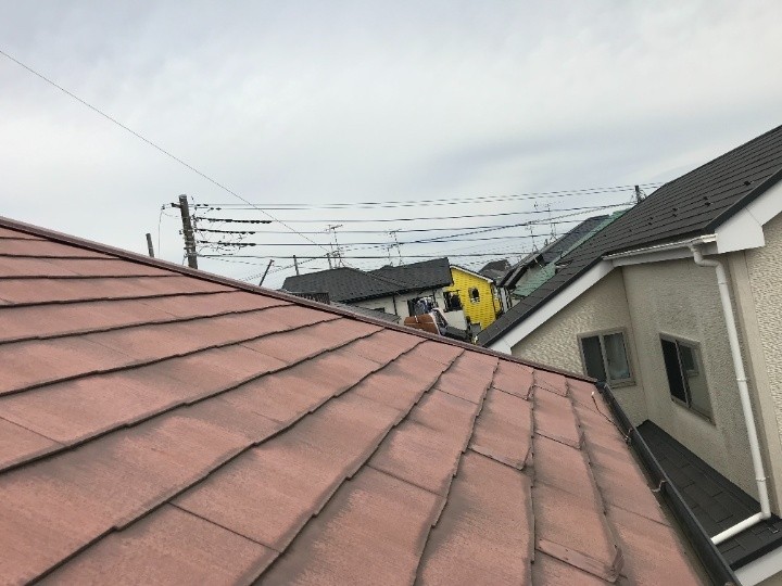 スレート屋根の浮いた棟板金