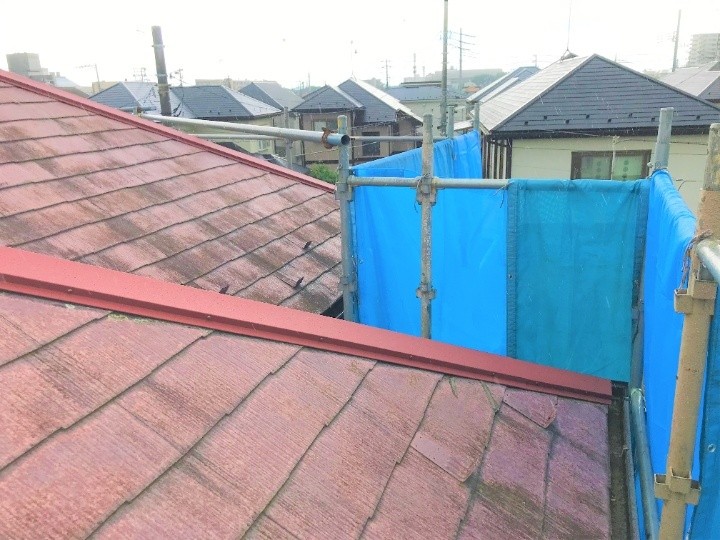 スレート屋根の浮いた棟板金に「タフモック＋ガルバリウム鋼板」を採用した交換工事で耐久性向上