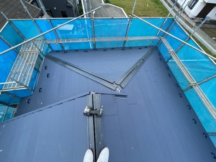 樹脂製貫板（タフモック）の設置とビス固定