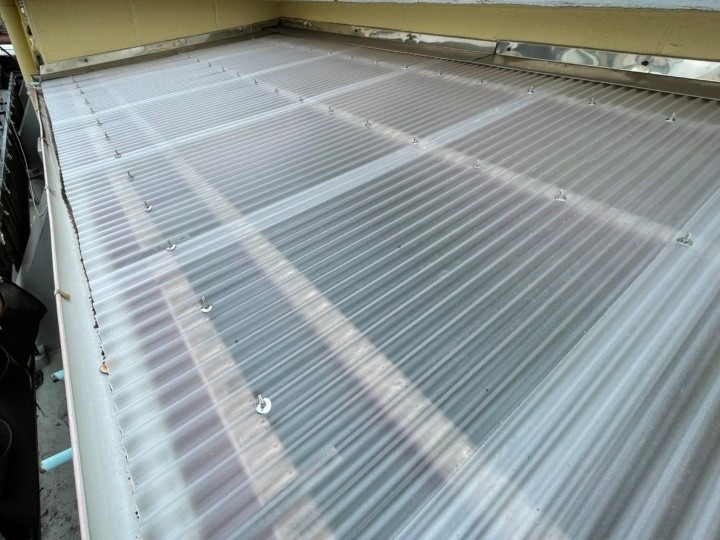 劣化で割れたベランダのポリカ波板屋根を新しく交換工事したお住まい