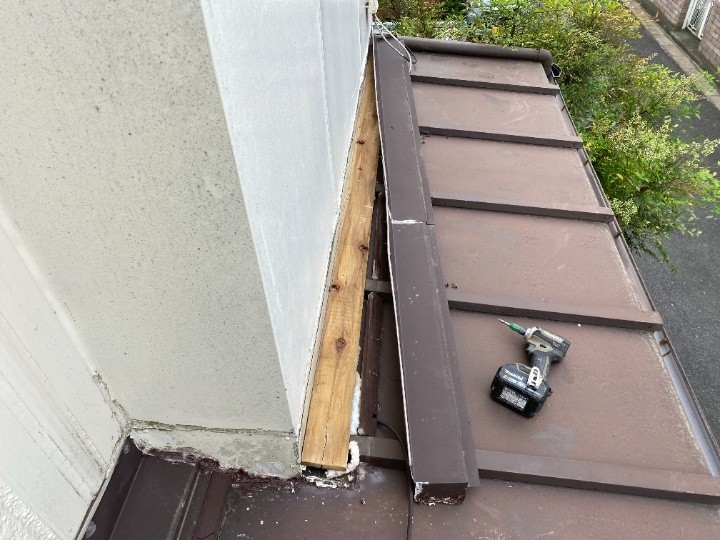 雨押え板金の脱着作業