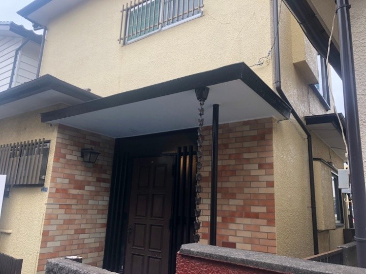 玄関庇（ひさし）に補修工事を実施したお住まい