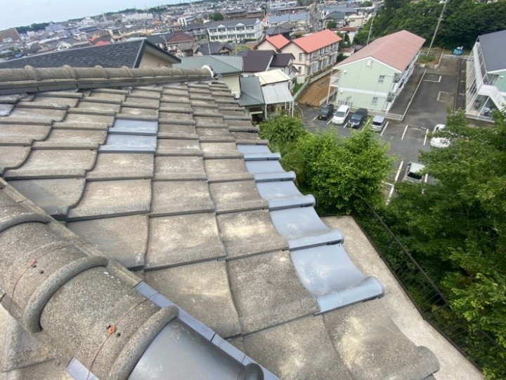 一部落下したセメント瓦屋根に「瓦差し替え工事と棟取り直し工事」を併せて実施