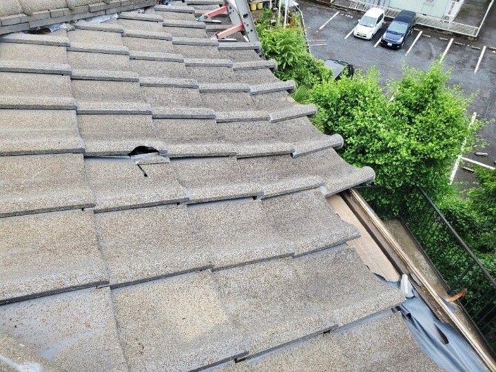 一部落下したセメント瓦屋根