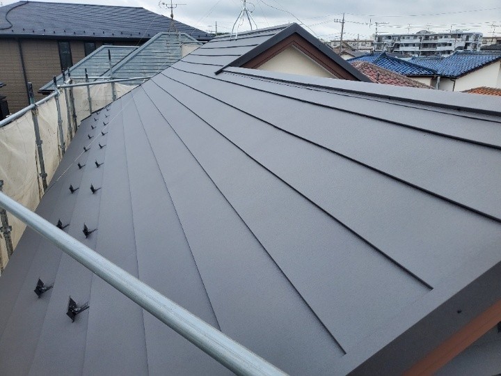 台風で損壊したスレート屋根にスーパーガルテクト（Ｓシェイドチャコール色）を採用した屋根カバー工事を施工